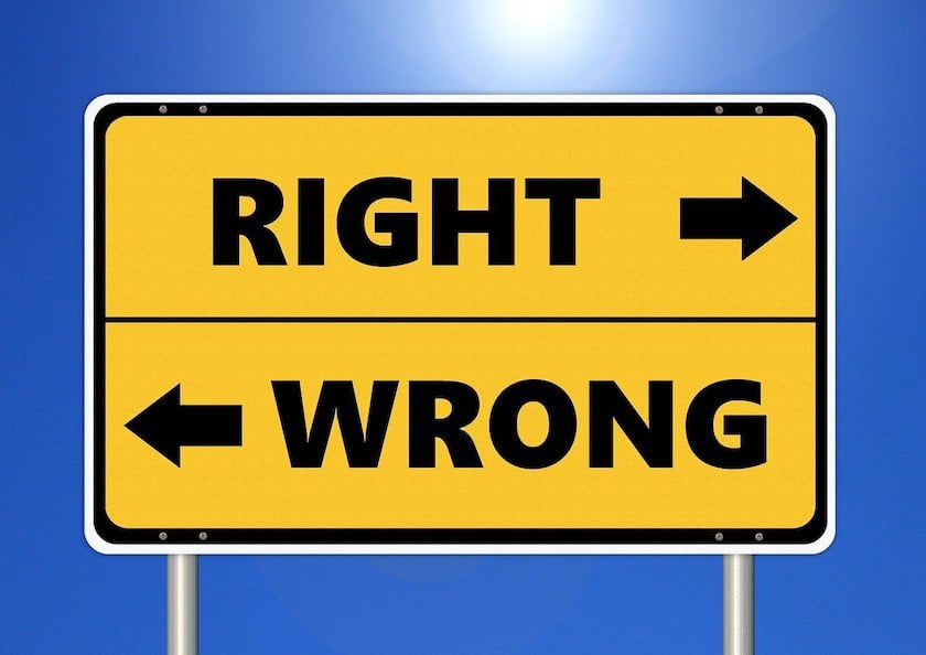 Sign displaying right and wrong pointing in opposite directions