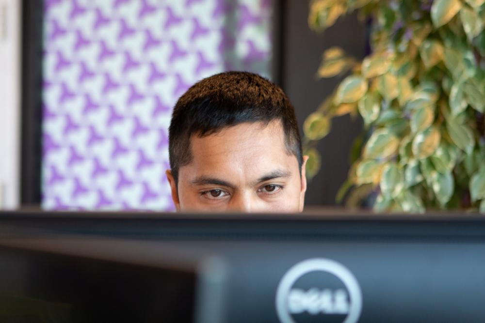 Mann vor einem Computer